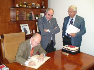 El  cónsul de España en Pau, en su visita a la Cámara de Huesca