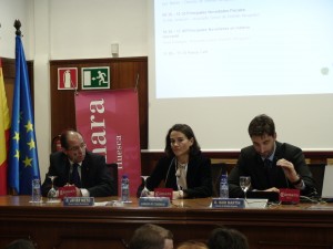 Javier Nieto, decano del Colegio de Economistas de Aragón, Celia Elfau, secretaria general de la Cámara de Huesca, e Igor Martín, director de Deloitte Abogados. 
