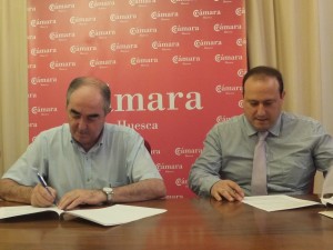 Manuel Rodríguez y Pablo Martinicorena, firmando el convenio para fomentar la financiación de business angels