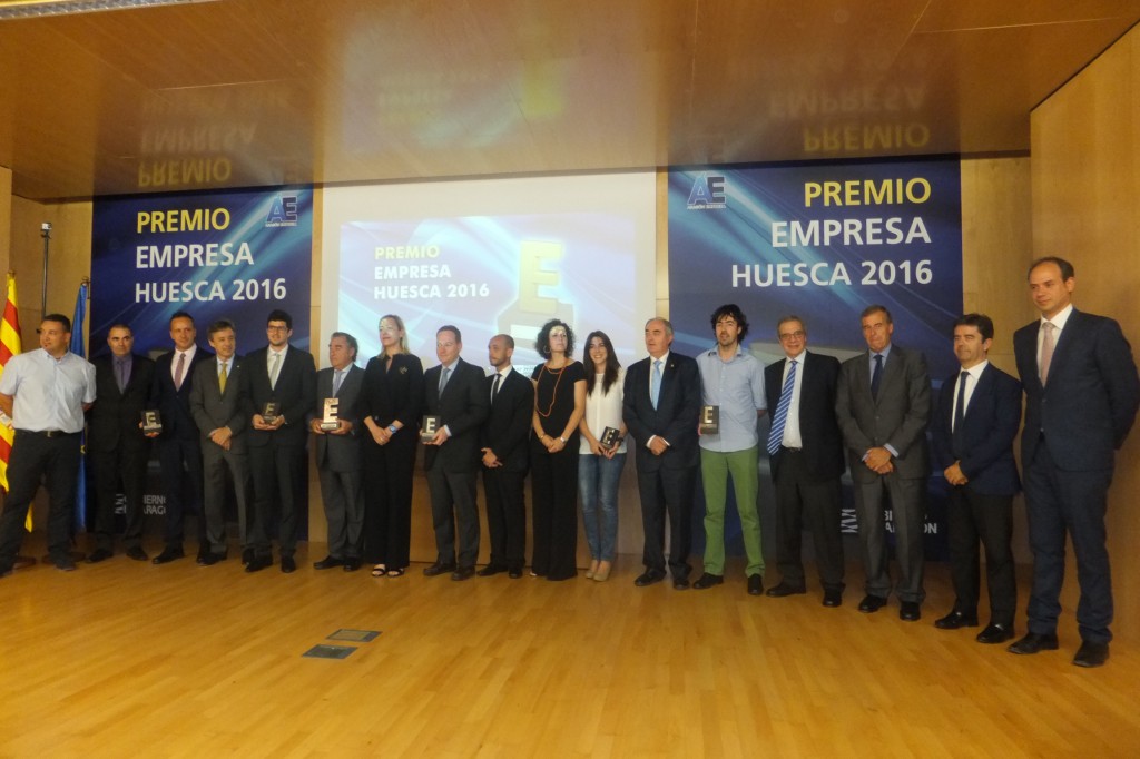 Premiados y autoridades, en la clausura del Premio Empresa Huesca 2016