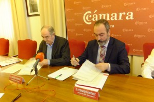 Manuel Rodríguez y Fernando Giménez, firmando el convenio entre la Cámara de Comercio y Caja Laboral