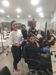 Alumnas de uno de los cursos de peluquería en Fraga