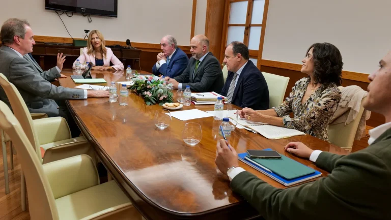 La vicepresidenta del Gobierno de Aragón, Mar Vaquero, se reúne con los presidentes de las Cámaras de Comercio aragonesas