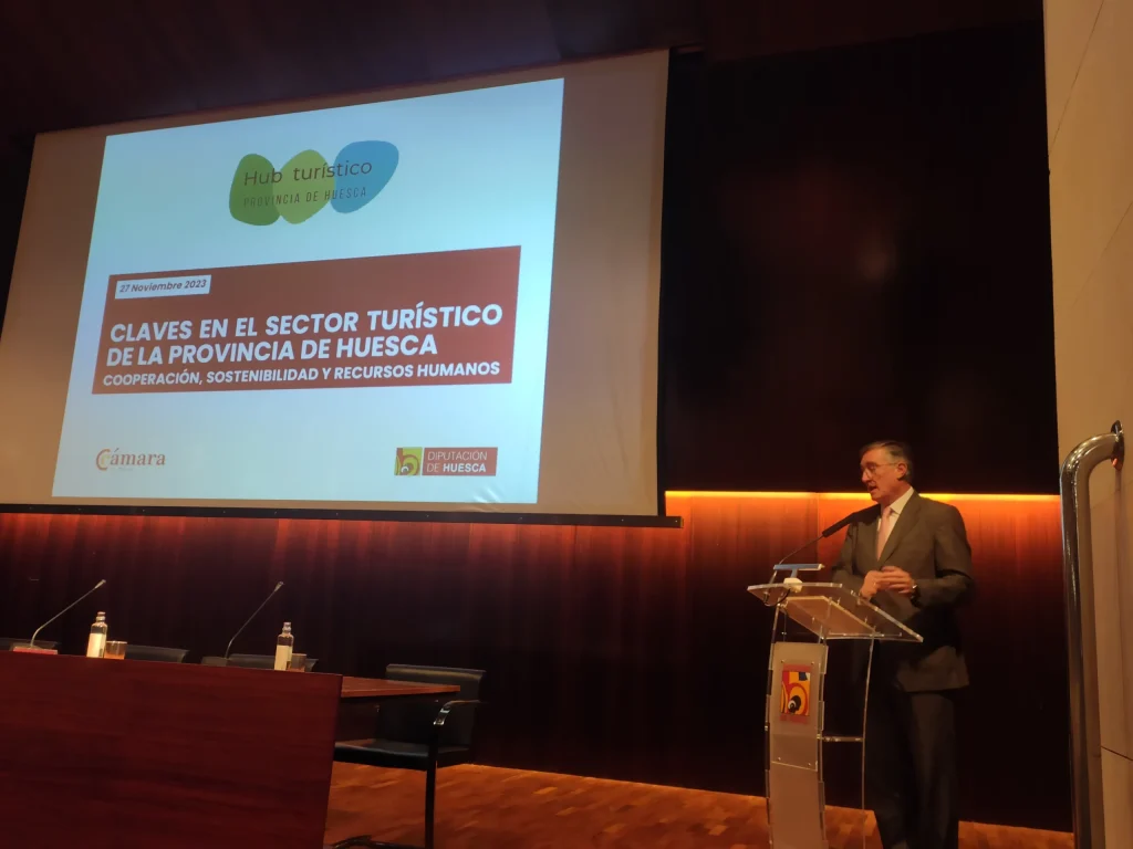 El consejero de Medio Ambiente y Turismo, inaugurando la jornada del hub turístico