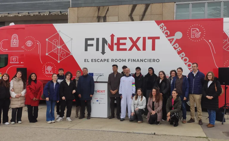FINEXIT, el «escape room» financiero que desafía a los estudiantes de Formación Profesional, se detiene en Huesca
