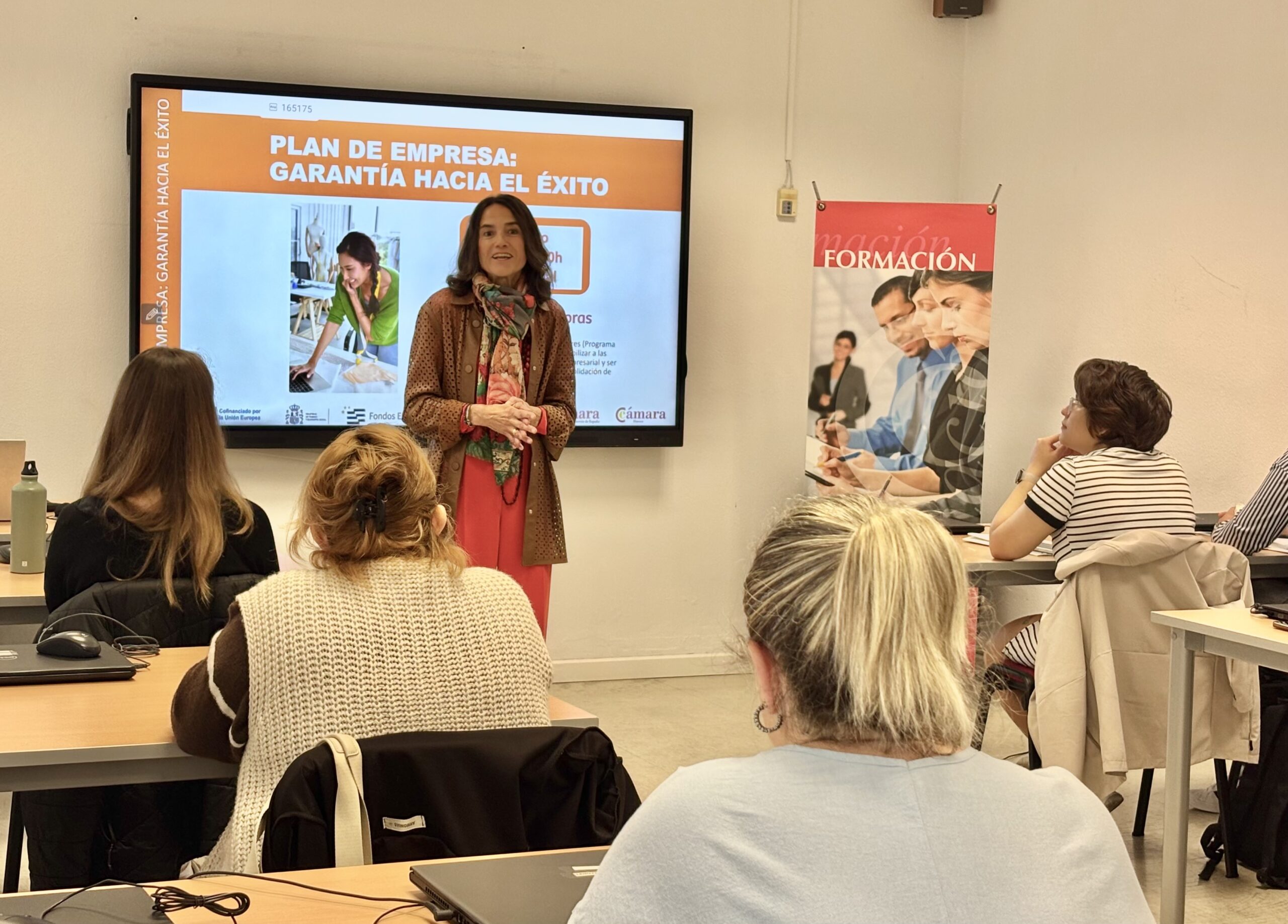 Una decena de emprendedoras participan en un taller para analizar la viabilidad de sus proyectos