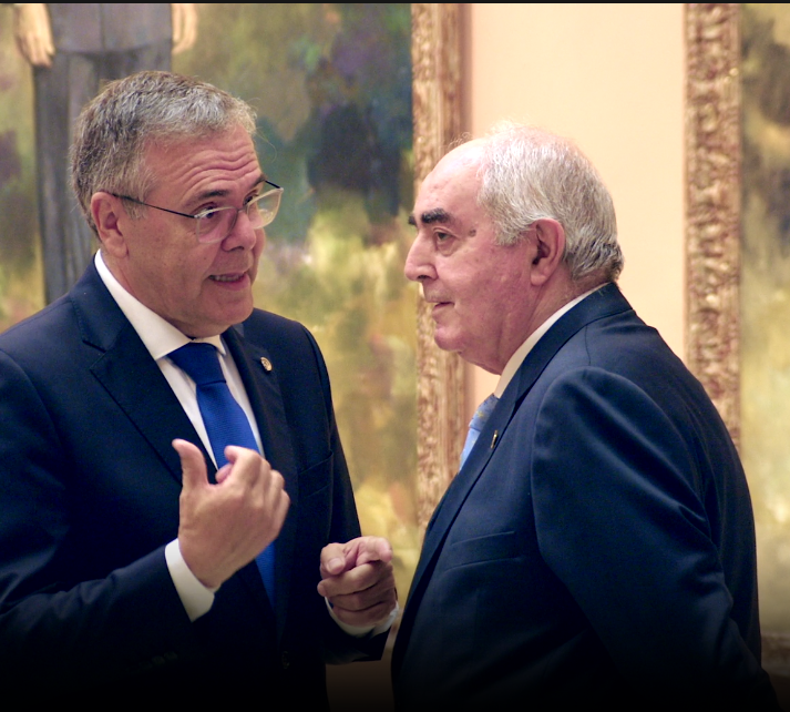 El presidente de la Cámara de Huesca,a la derecha, charlando con el presidente de la de Bahía de Algeciras